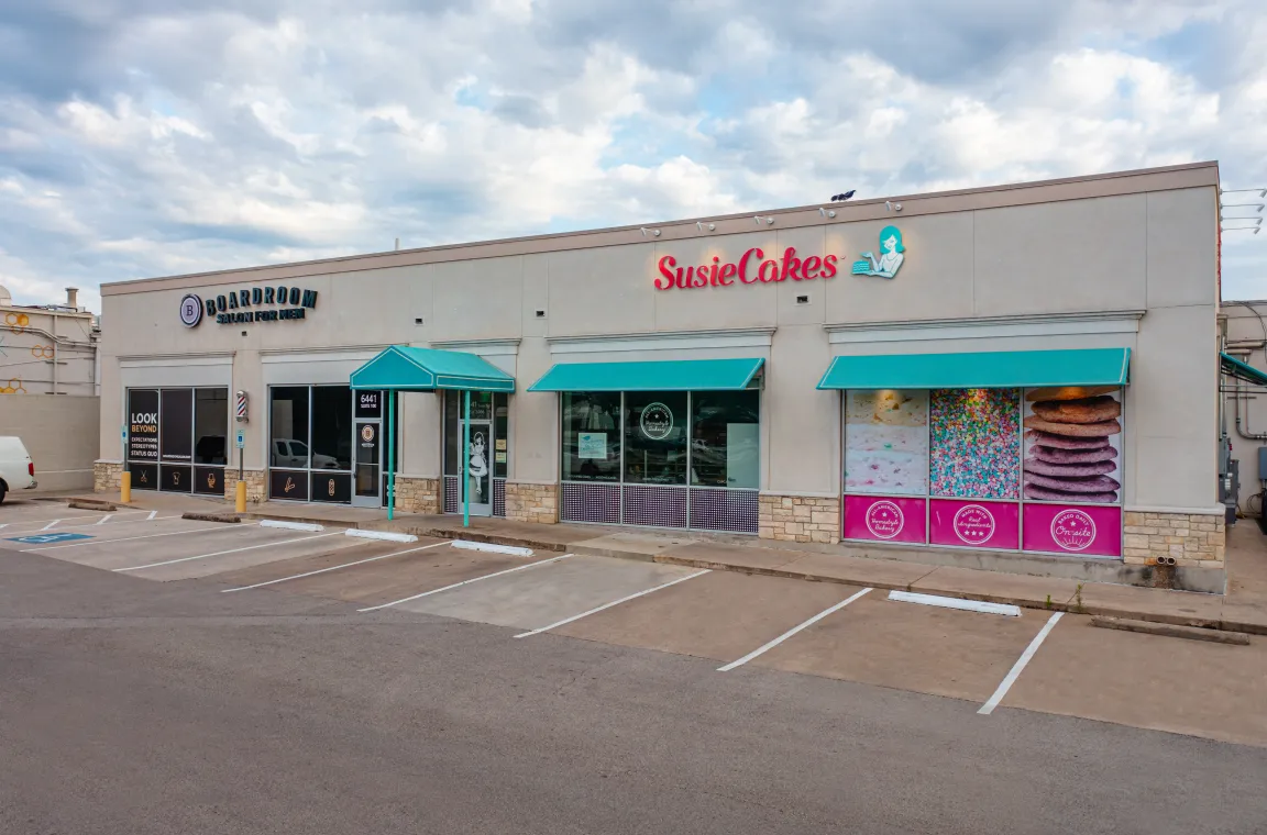 Susie's Cakes and Boardroom Salon storefronts in Hillside Village
